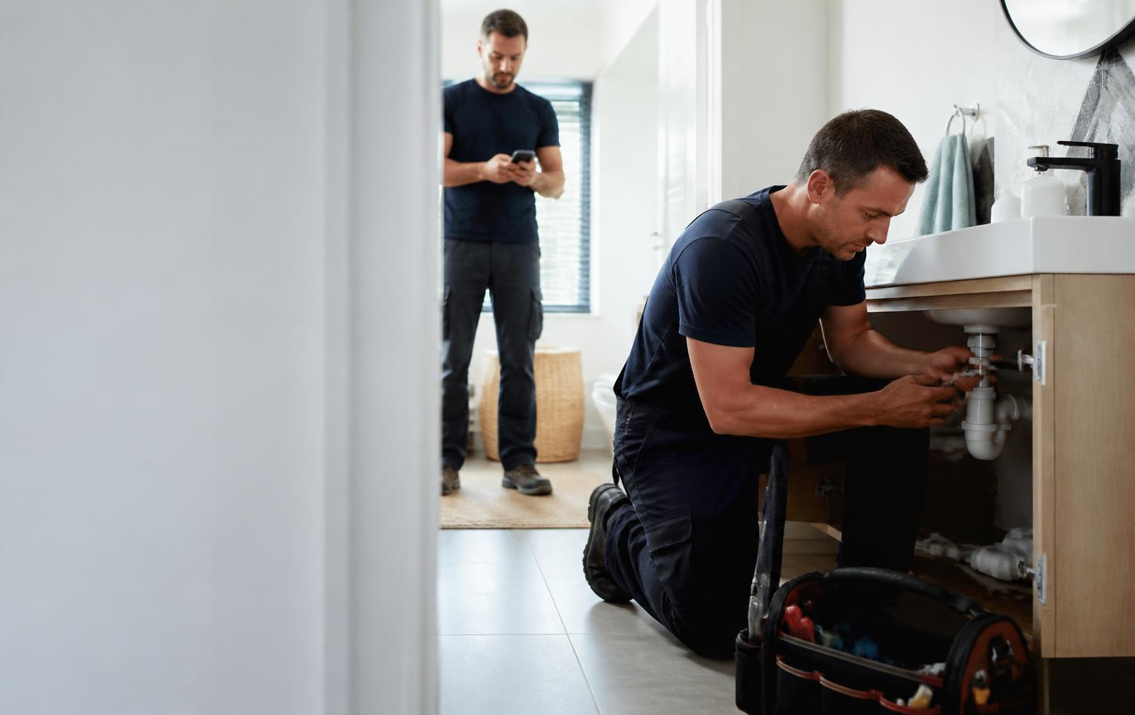 Professionnel de terrain pendant une intervention